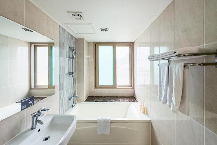 Mohang Haenaru Family Hotel 扶安 客房 照片